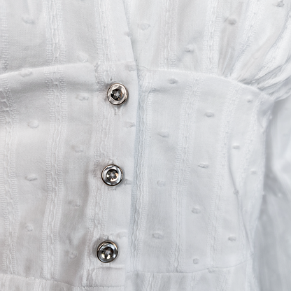 Blusa blanca con escote en V y textura de puntos suizos