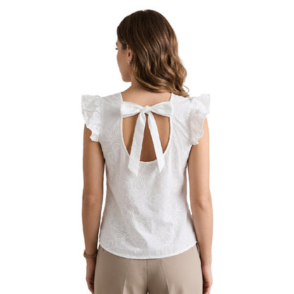 Blusa blanca con bordado floral y mangas de volante