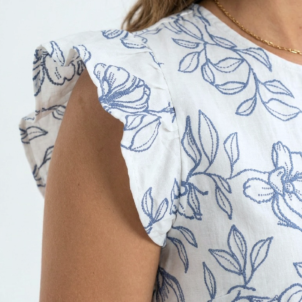 Blusa con estampado floral y mangas con volantes