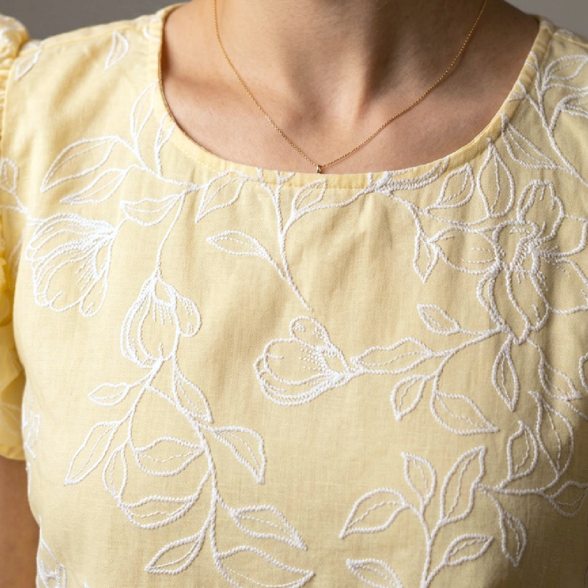 Blusa amarilla con bordado floral y mangas con volantes
