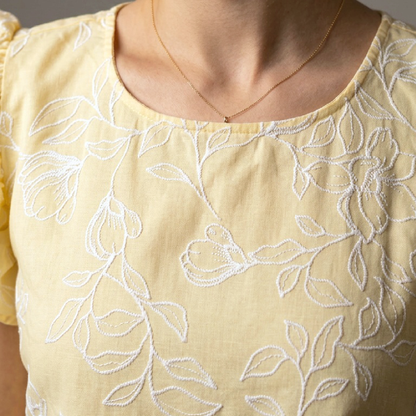 Blusa amarilla con bordado floral y mangas con volantes