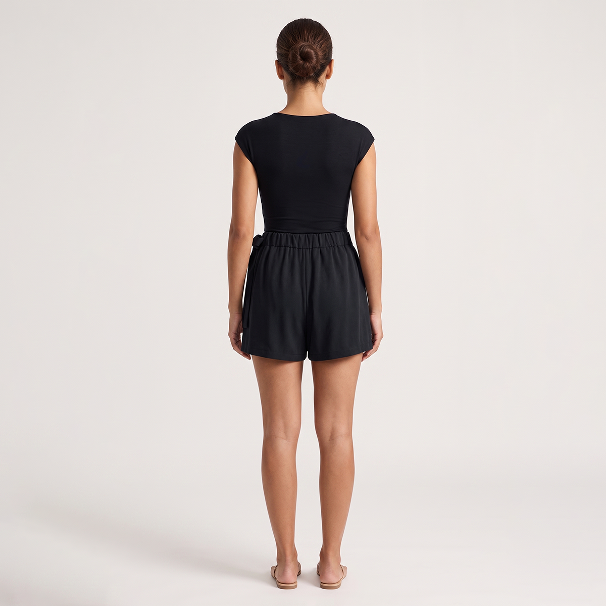 Falda Short Negra Mujer Moderna Ligera con Moño al Costado