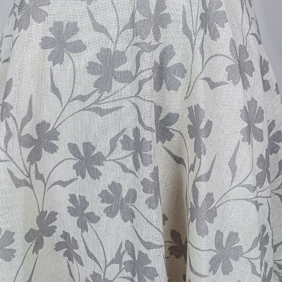 Vestido de tirantes con estampado floral gris