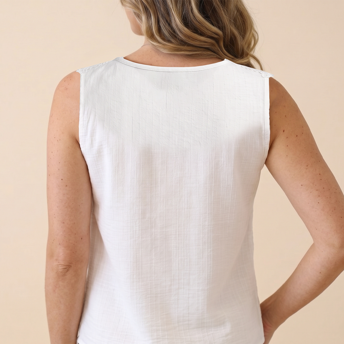Blusa sin mangas blanca con encaje floral