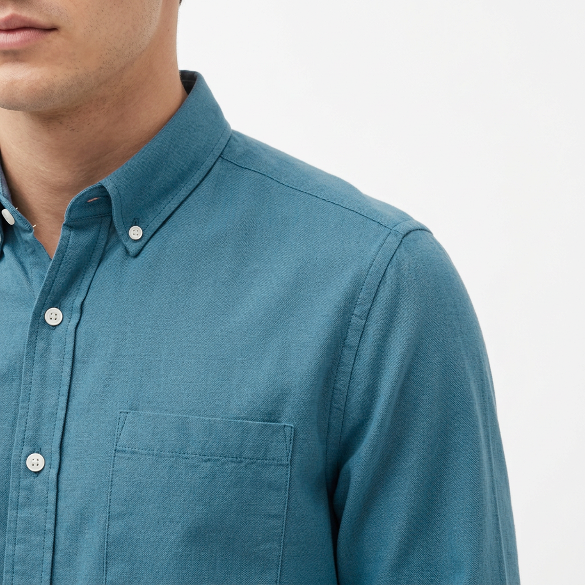 Camisa de manga larga con cuello button-down y bolsillo en pecho