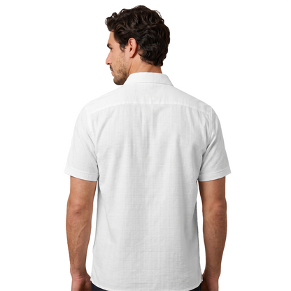 Camisa de hombre blanca con textura en relieve