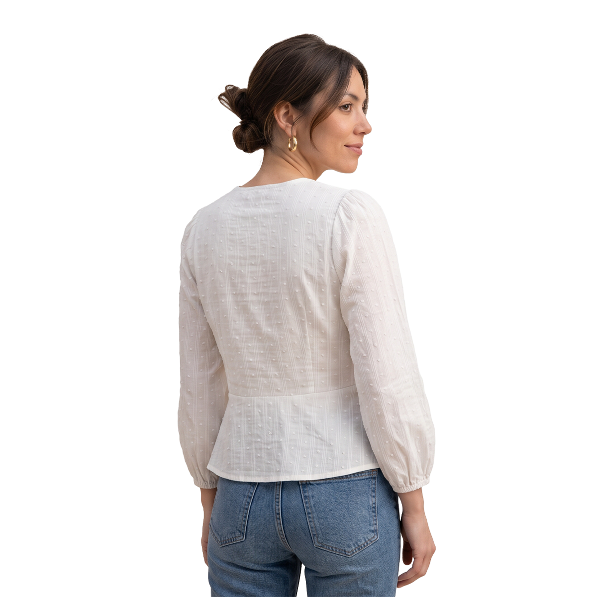 Blusa blanca con escote en V y textura de puntos suizos