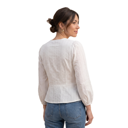 Blusa blanca con escote en V y textura de puntos suizos