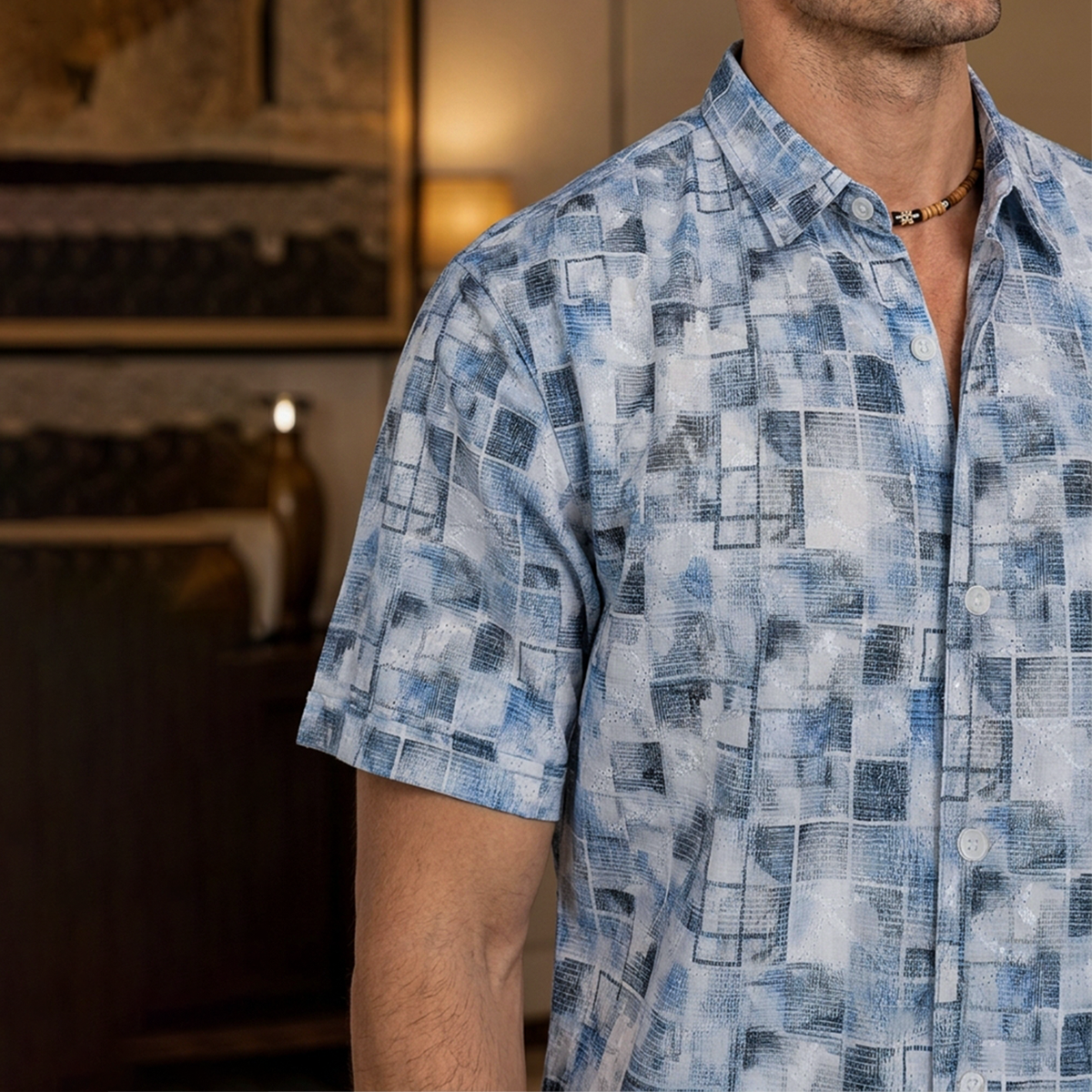 Camisa de manga corta con estampado geométrico azul