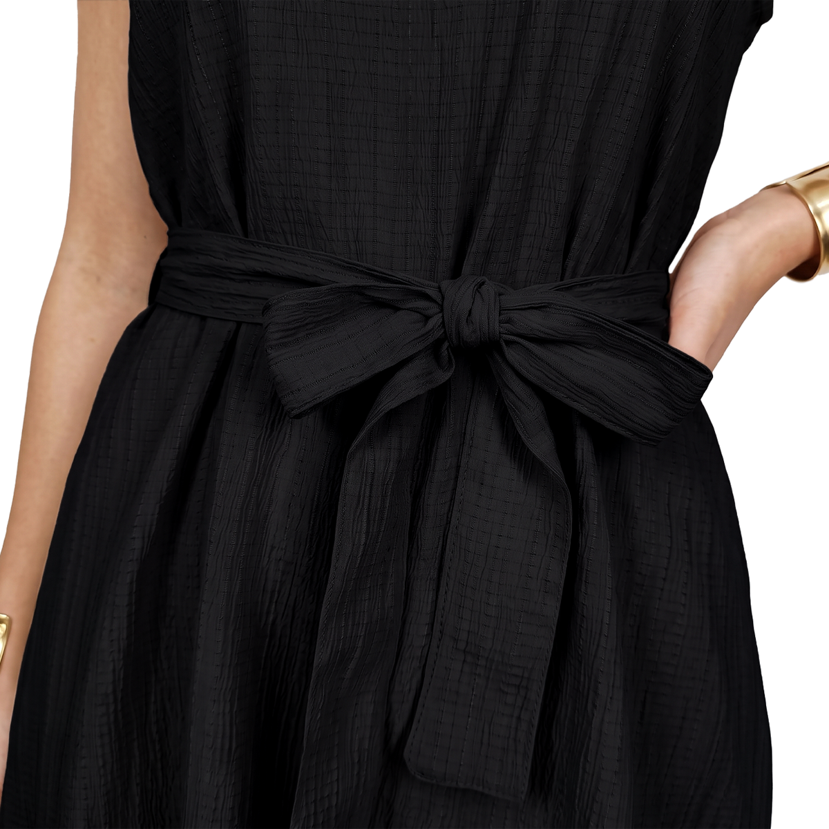 Vestido negro sin mangas con cuello fruncido y cinturón