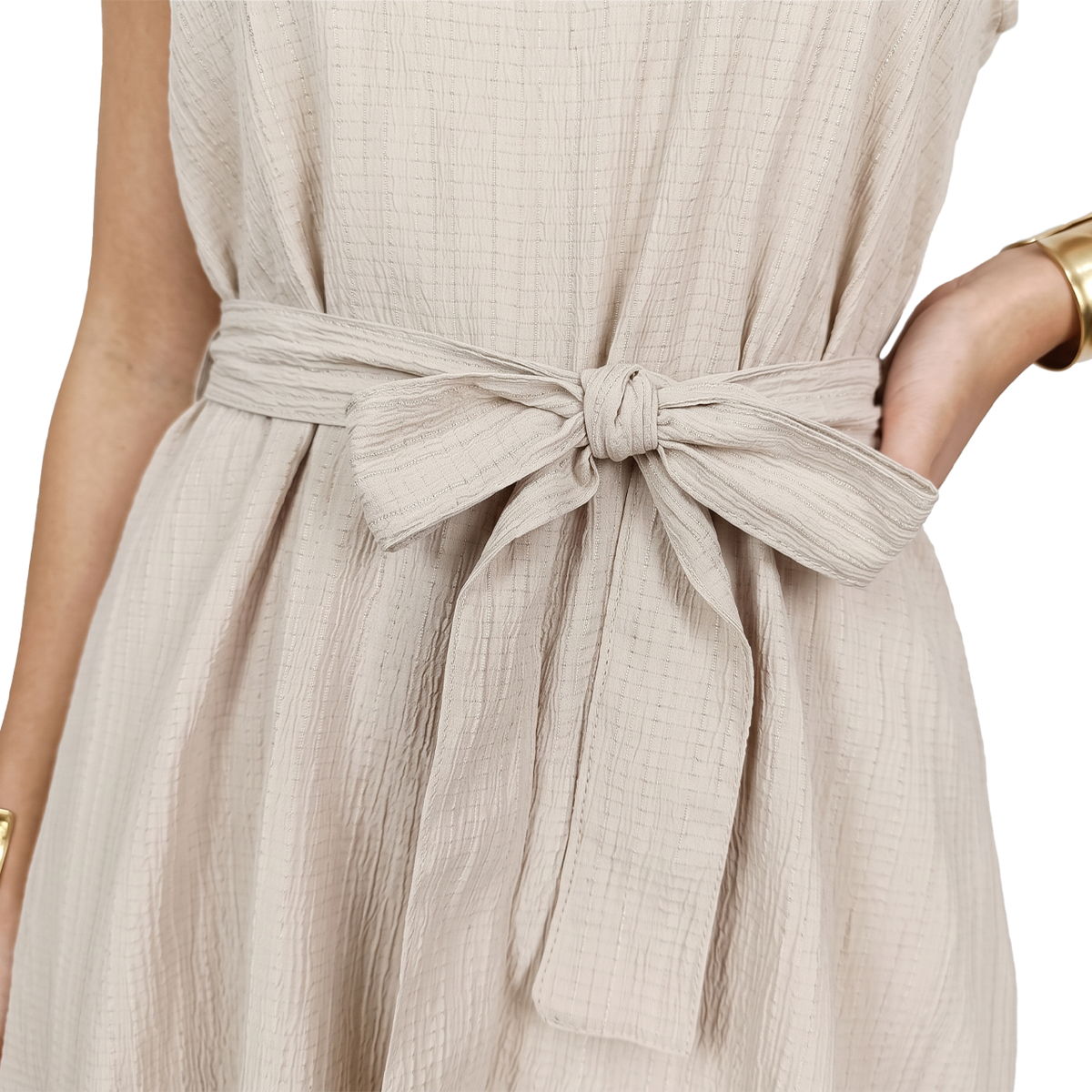 Vestido corto sin mangas con cuello fruncido y cinturón