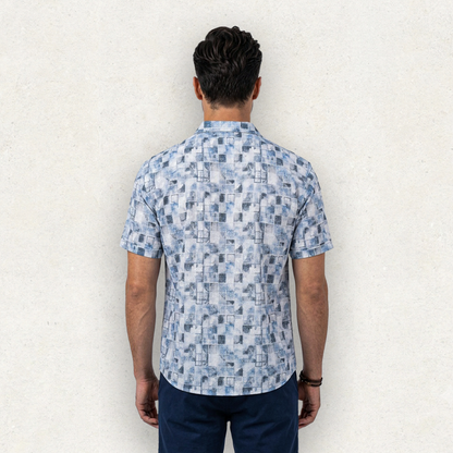 Camisa de manga corta con estampado geométrico azul