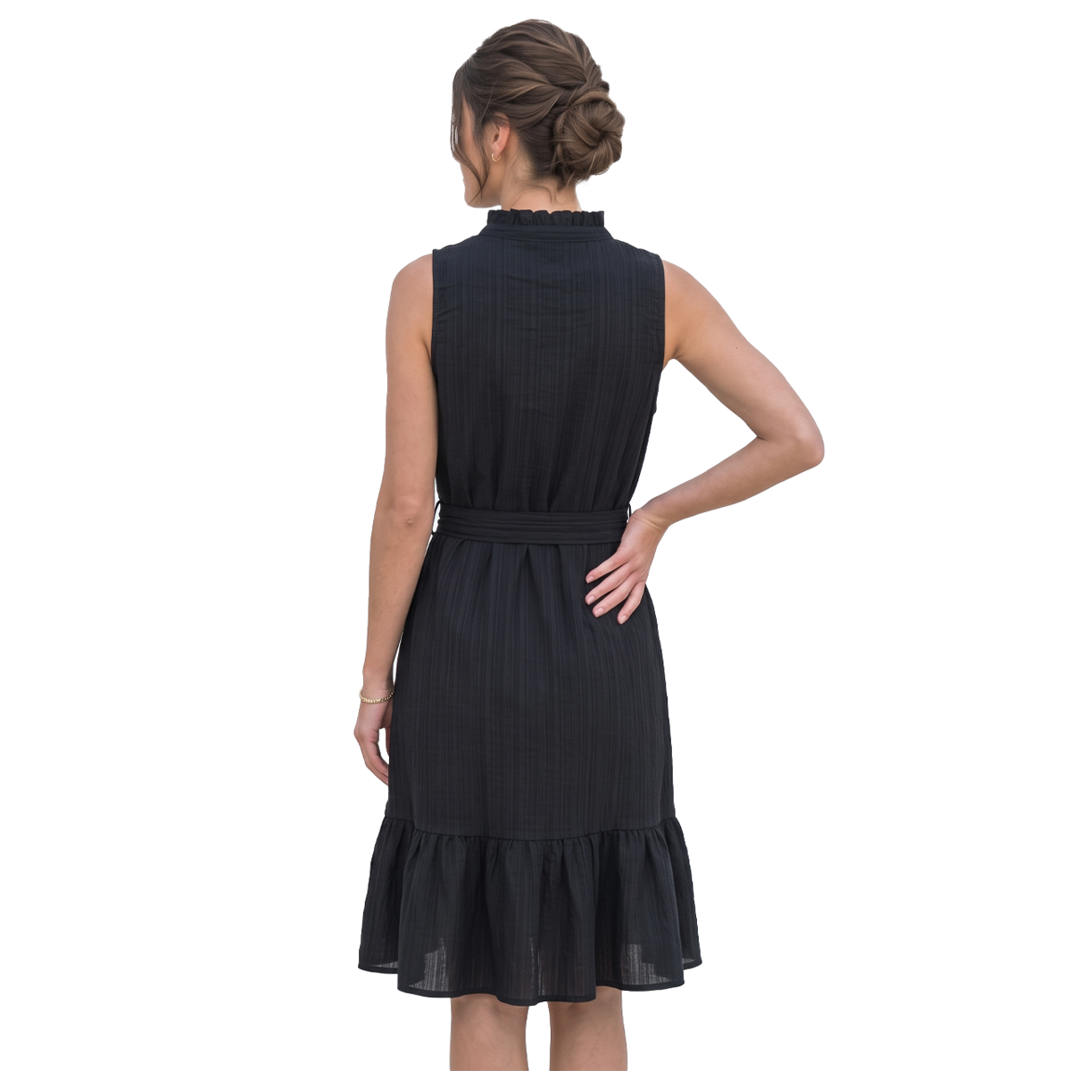 Vestido negro sin mangas con cuello fruncido y cinturón