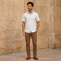 Camisa de hombre blanca con textura en relieve