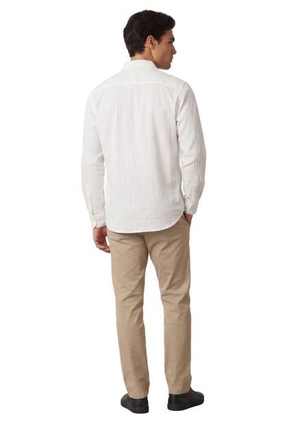 Camisa de hombre blanca con textura en relieve