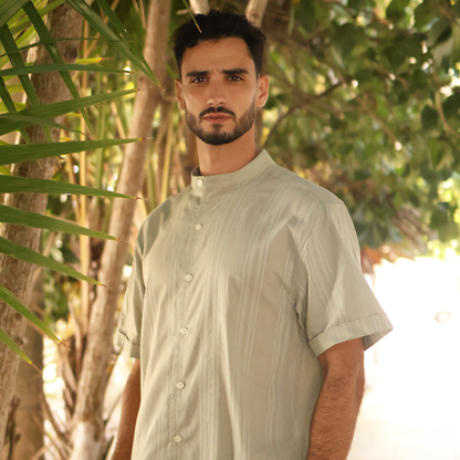 Camisa de manga corta con cuello mao color verde manzana