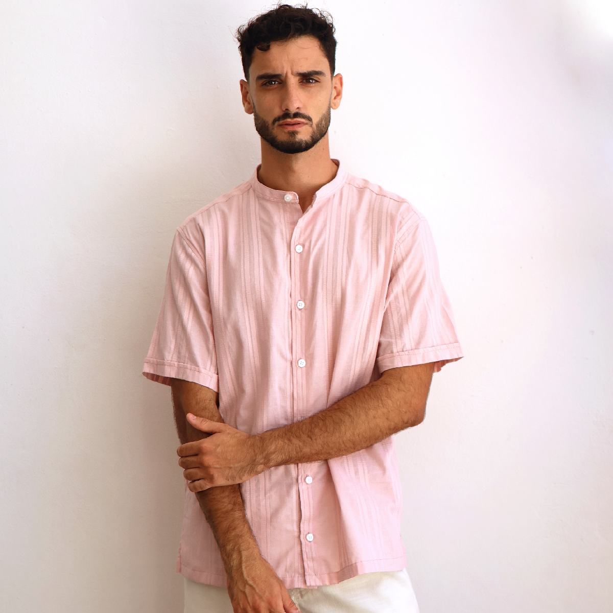 Camisa de manga corta con cuello mao a rayas rosa