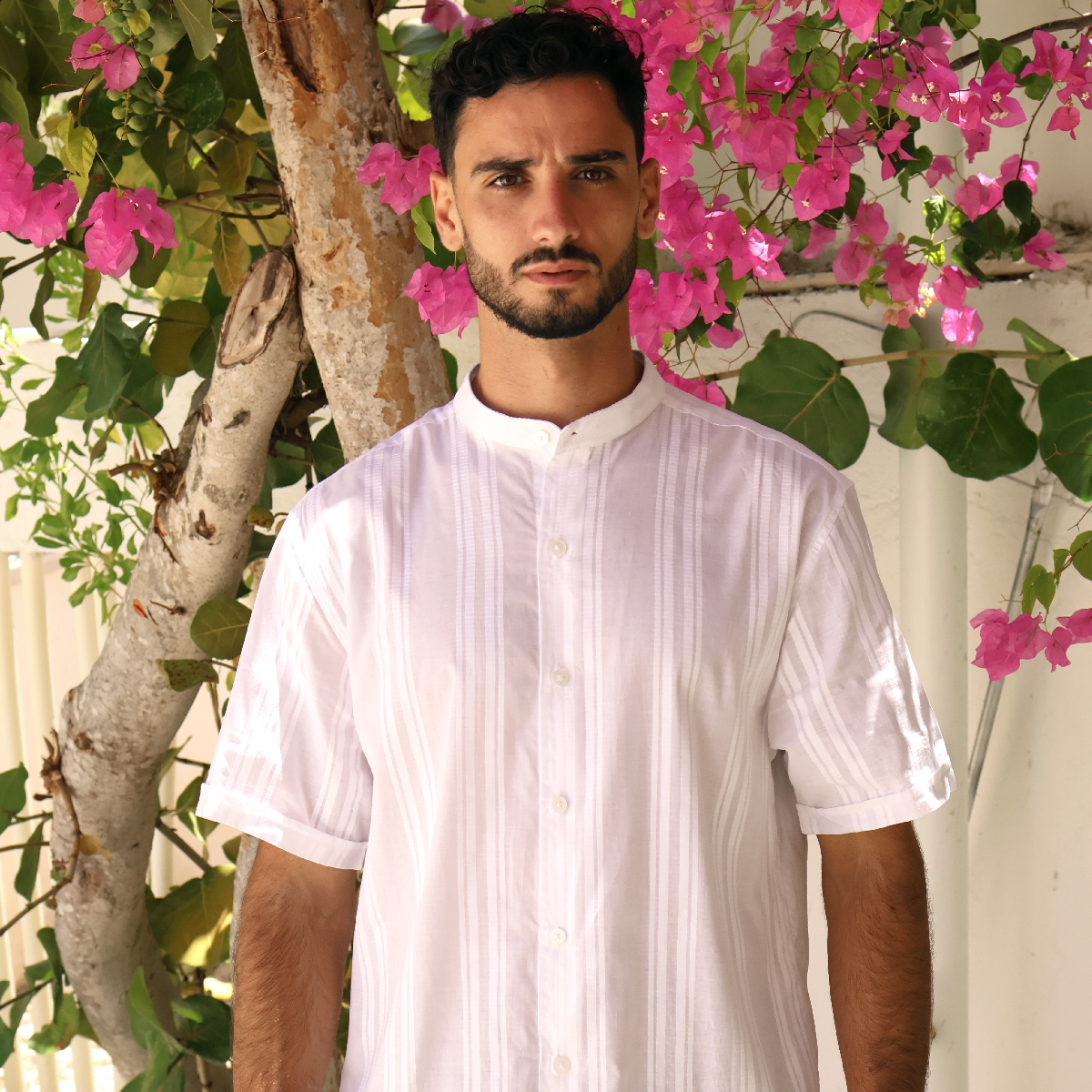 Camisa de manga corta con cuello mao blanca