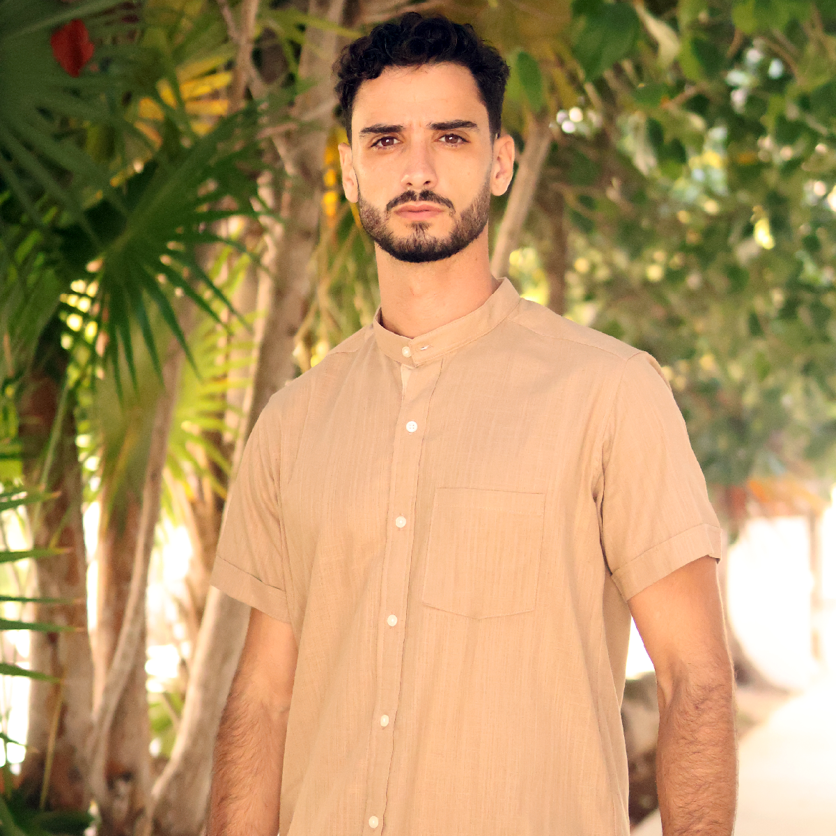 Camisa de manga corta con cuello mao beige