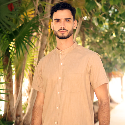 Camisa de manga corta con cuello mao beige