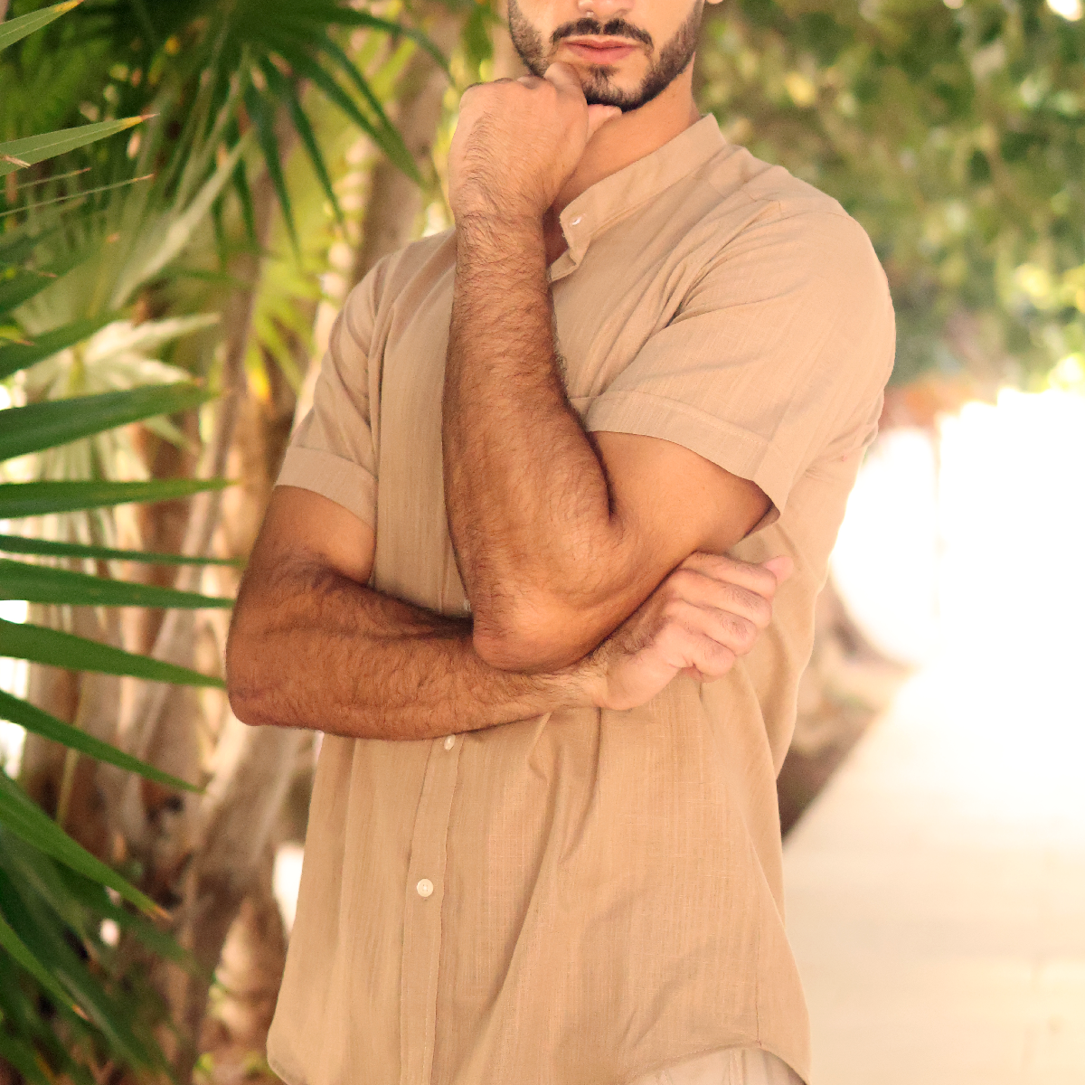 Camisa de manga corta con cuello mao beige