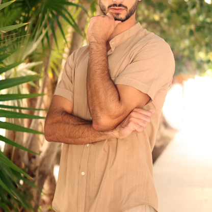 Camisa de manga corta con cuello mao beige