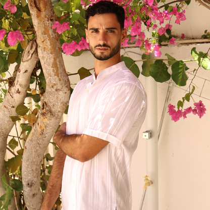 Camisa de manga corta con cuello mao blanca