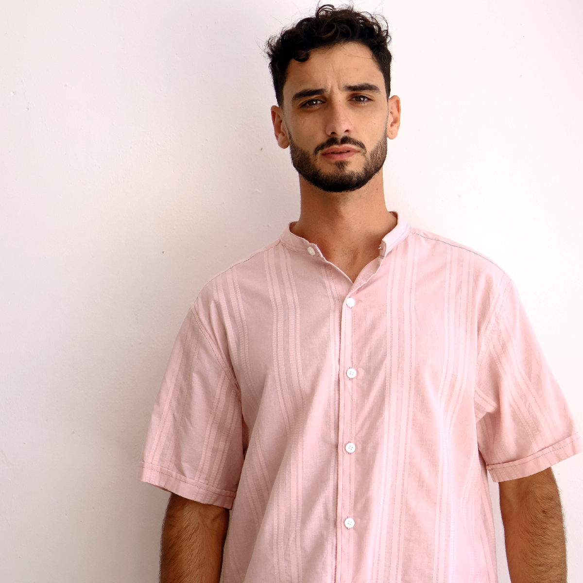 Camisa de manga corta con cuello mao a rayas rosa