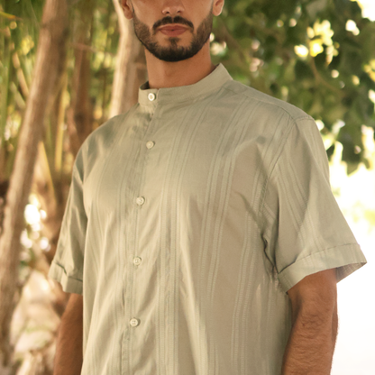 Camisa de manga corta con cuello mao color verde manzana
