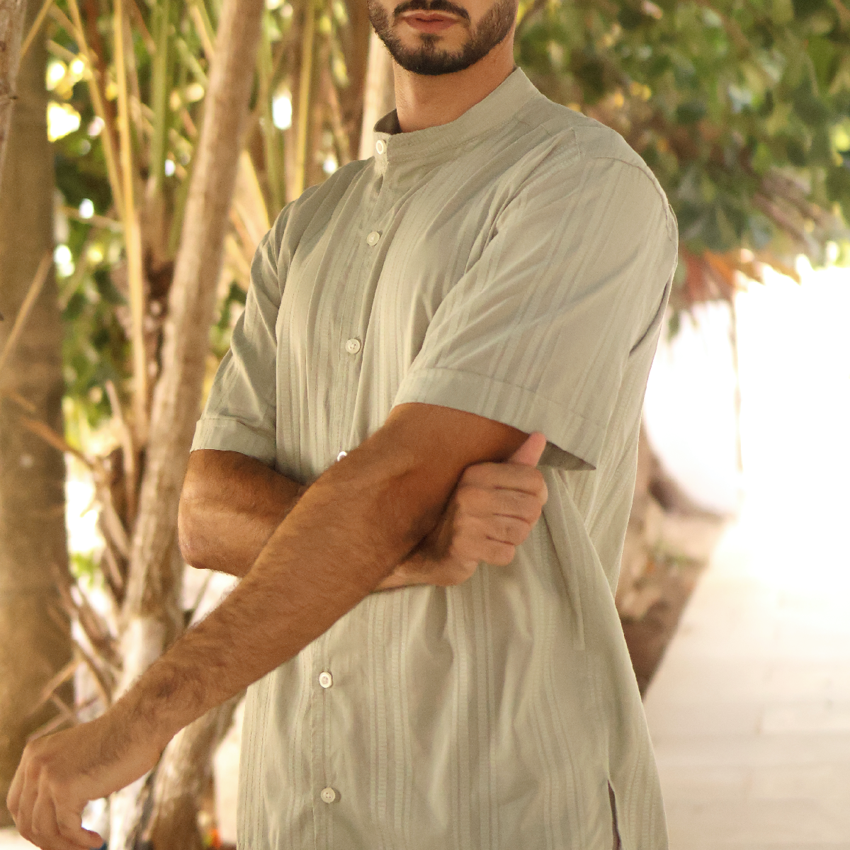 Camisa de manga corta con cuello mao color verde manzana