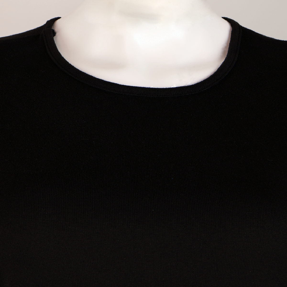 Blusa negra con mangas abullonadas