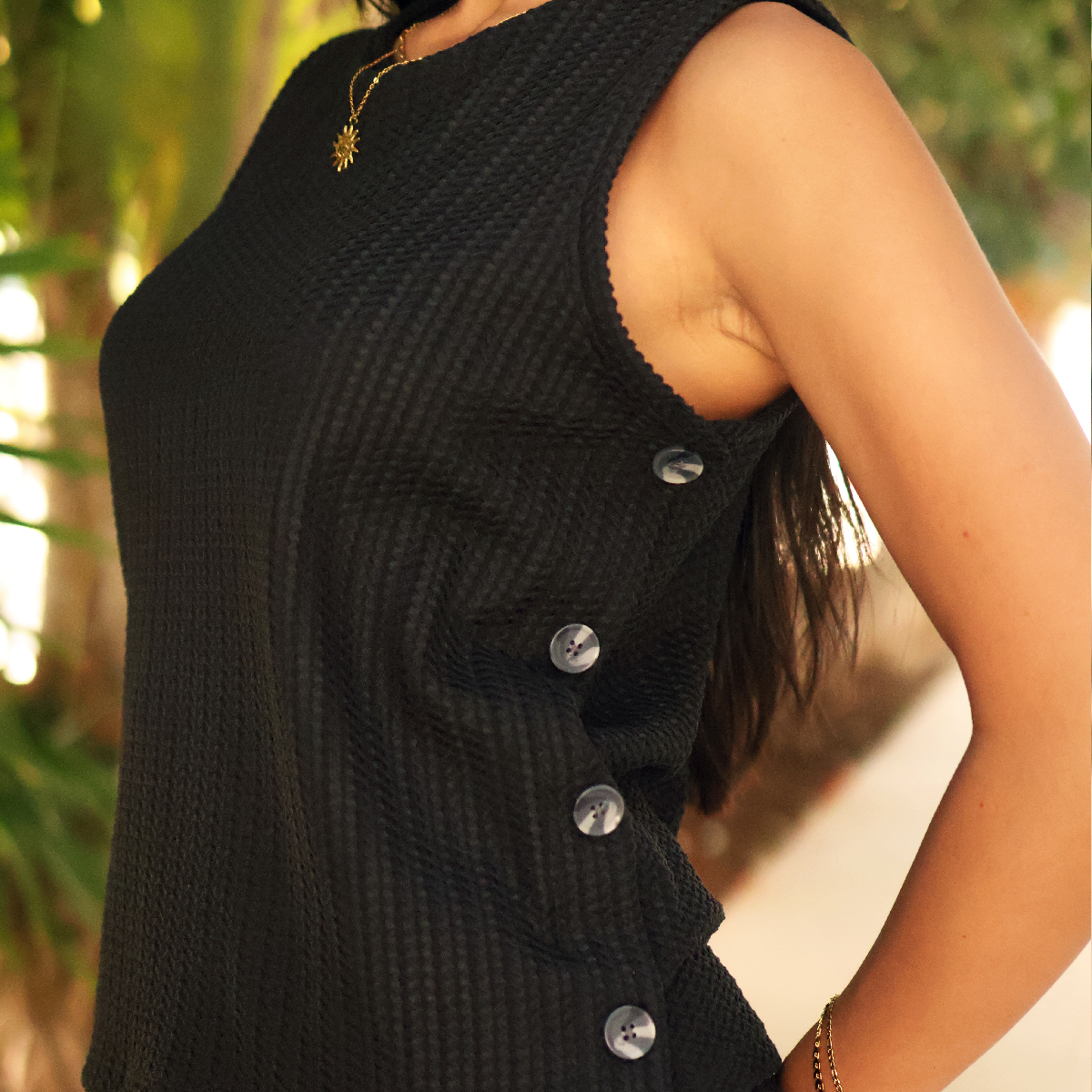 Blusa Negra Sisada Mujer Con Textura Y Botones Laterales En Contraste