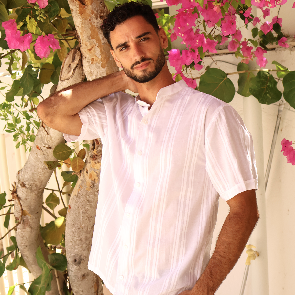 Camisa de manga corta con cuello mao blanca