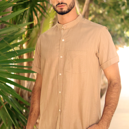 Camisa de manga corta con cuello mao beige