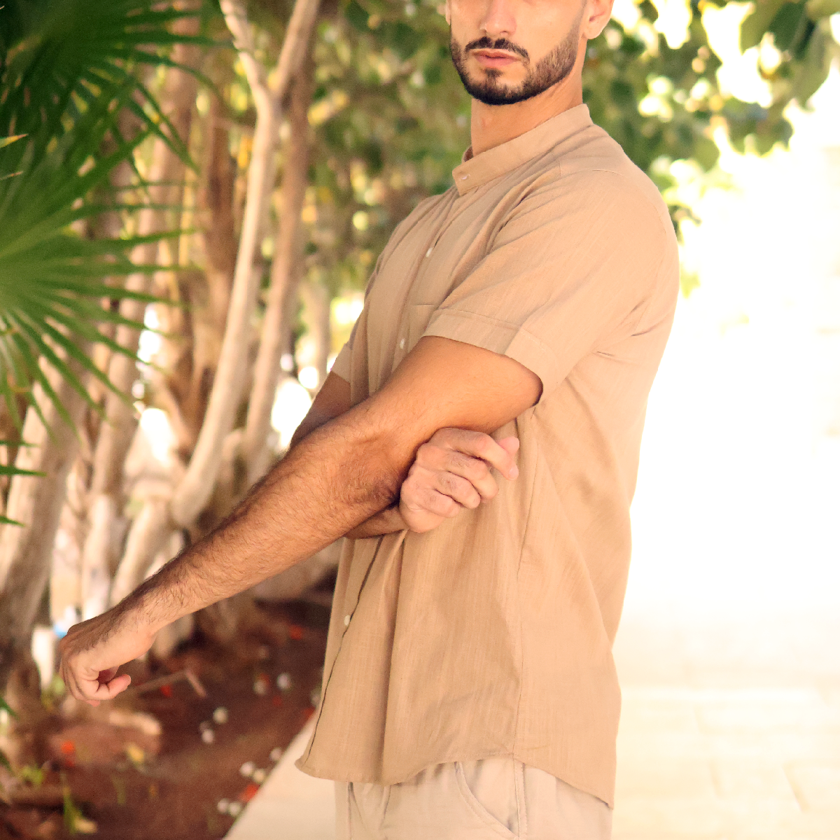 Camisa de manga corta con cuello mao beige
