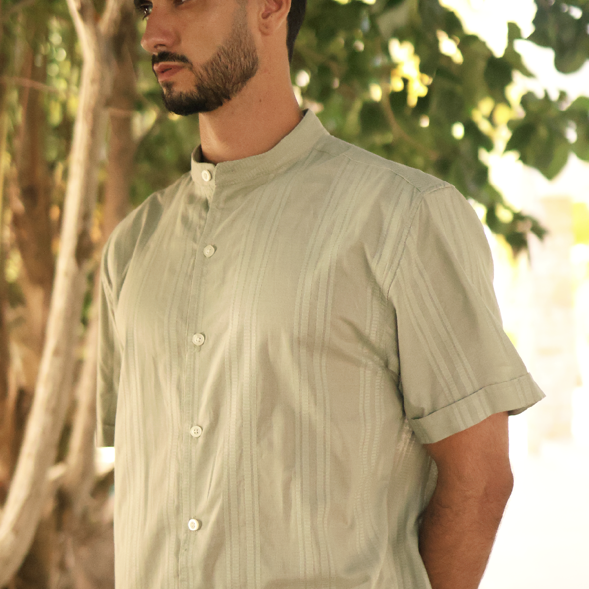 Camisa de manga corta con cuello mao color verde manzana