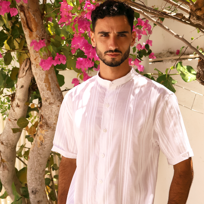 Camisa de manga corta con cuello mao blanca