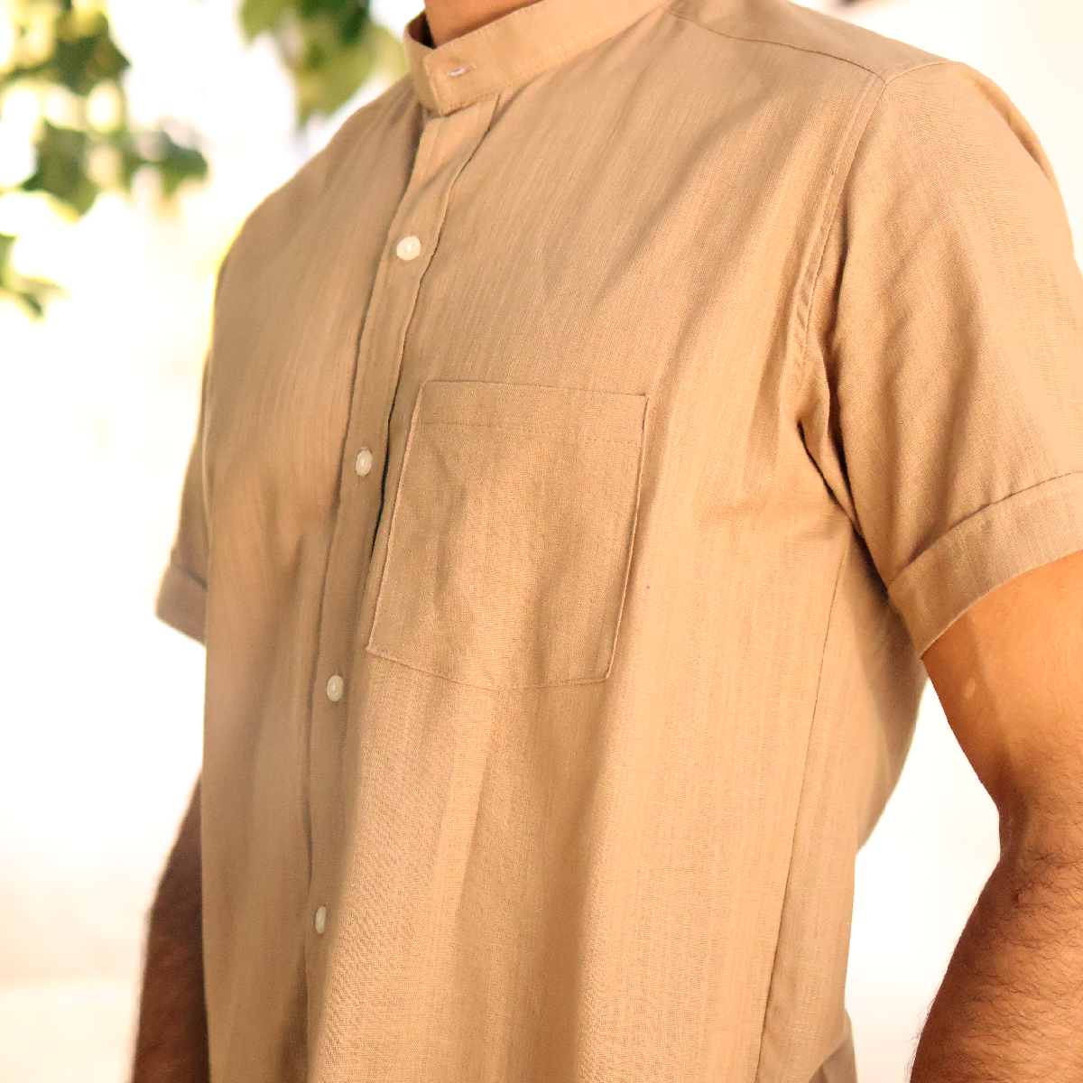 Camisa de manga corta con cuello mao beige