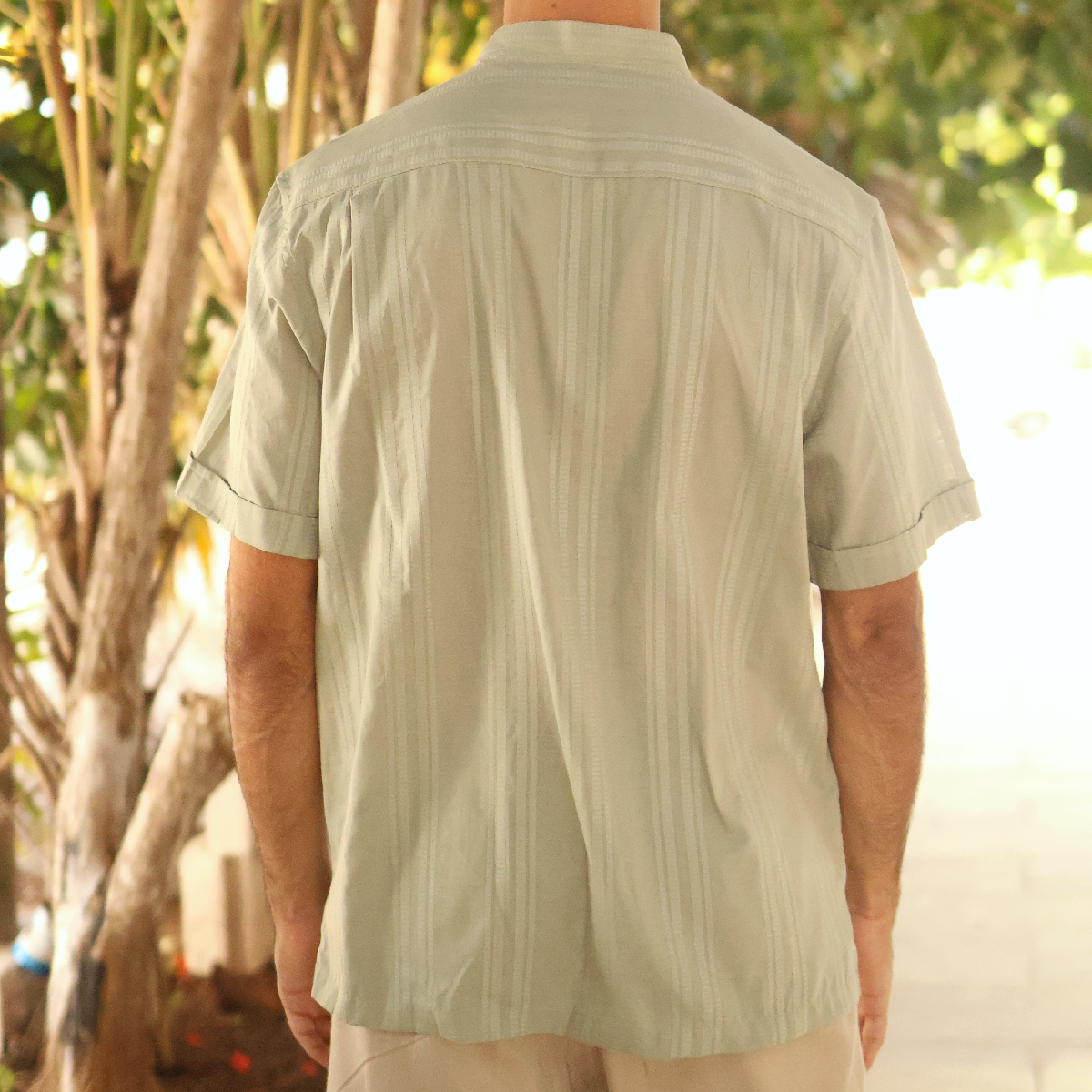 Camisa de manga corta con cuello mao color verde manzana