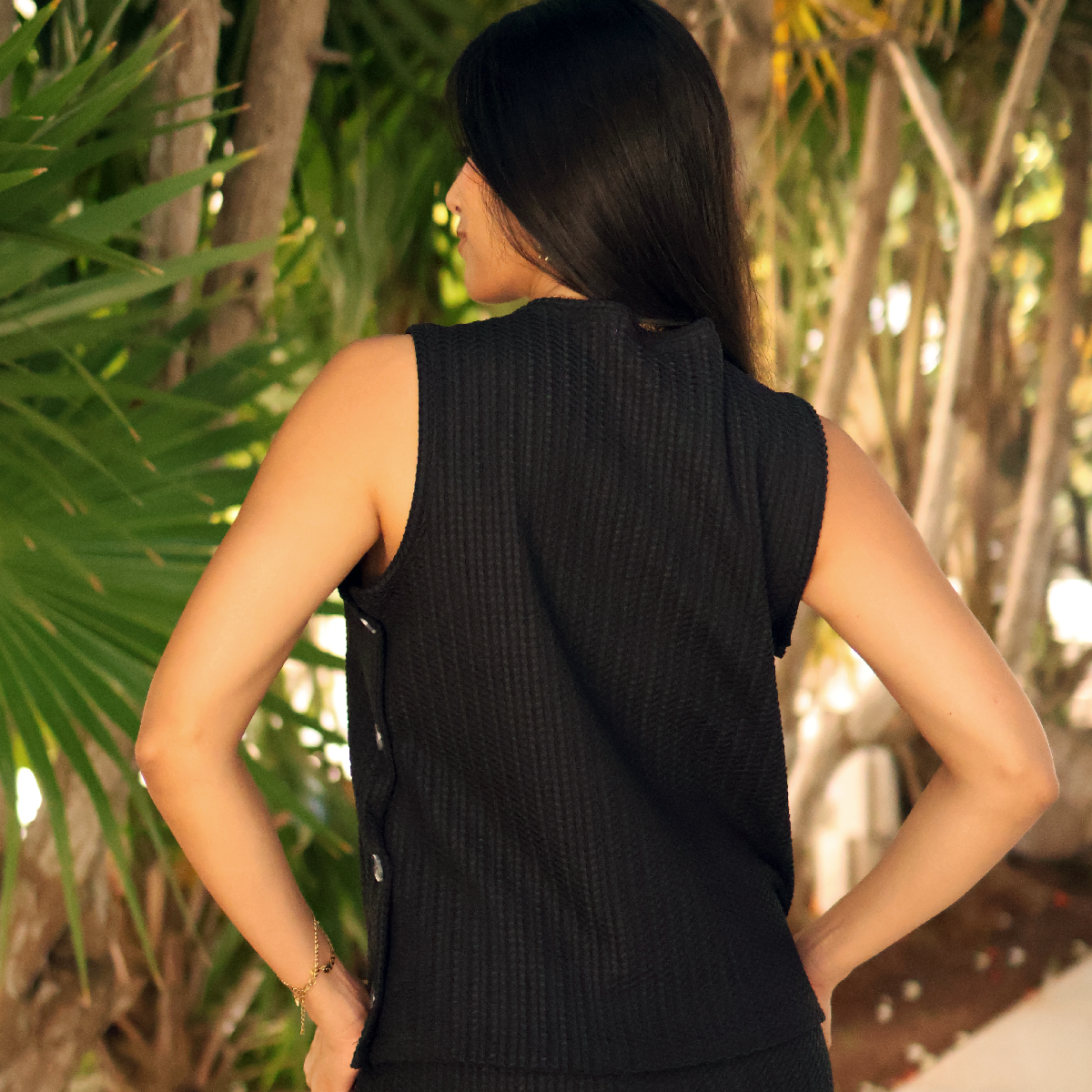 Blusa Negra Sisada Mujer Con Textura Y Botones Laterales En Contraste