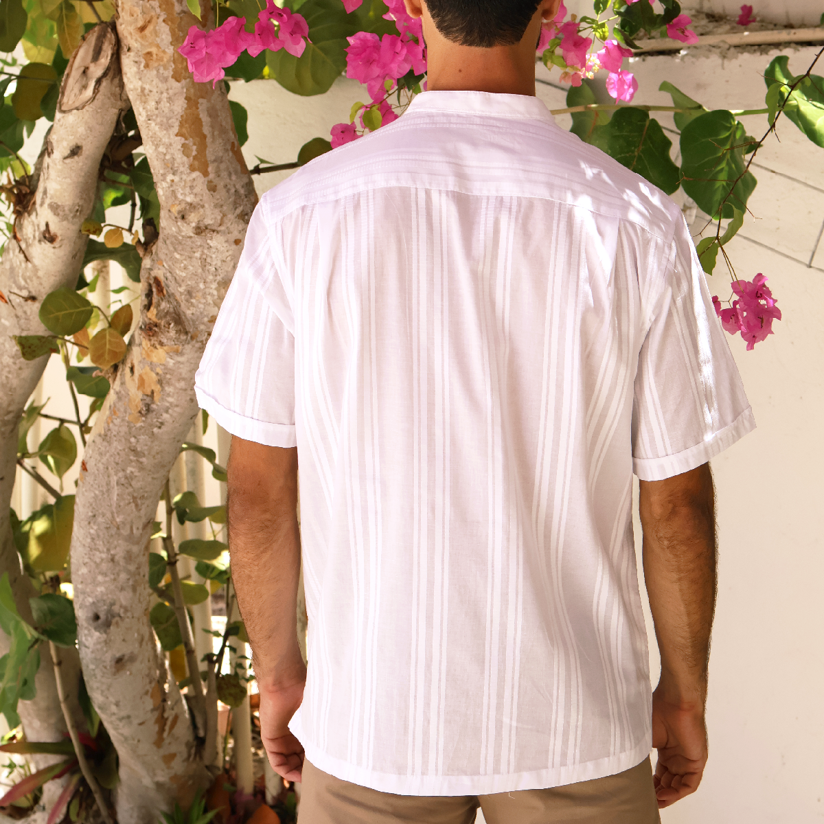 Camisa de manga corta con cuello mao blanca