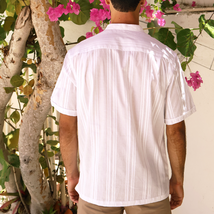 Camisa de manga corta con cuello mao blanca