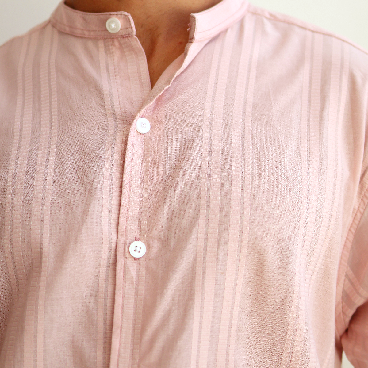 Camisa de manga corta con cuello mao a rayas rosa