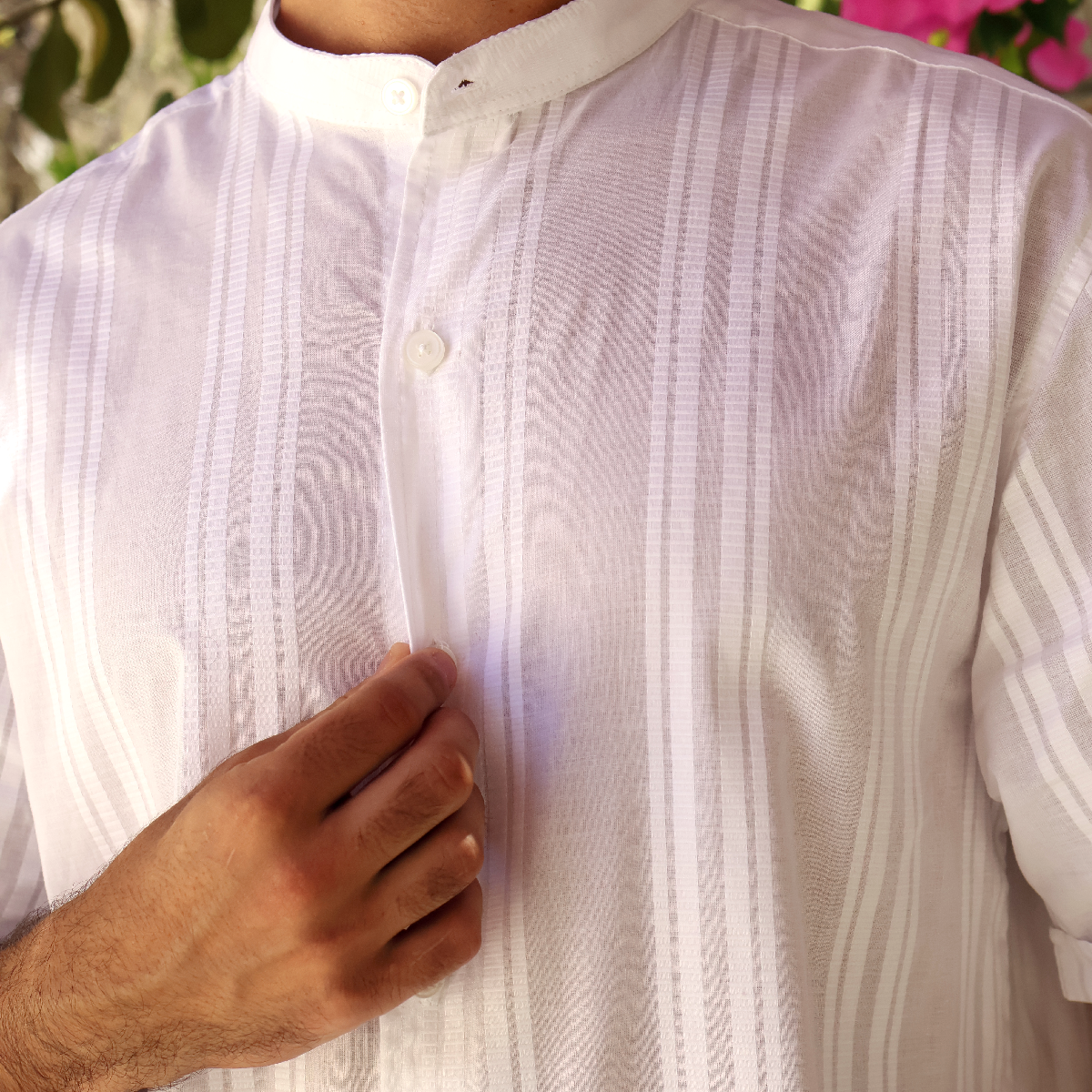 Camisa de manga corta con cuello mao blanca