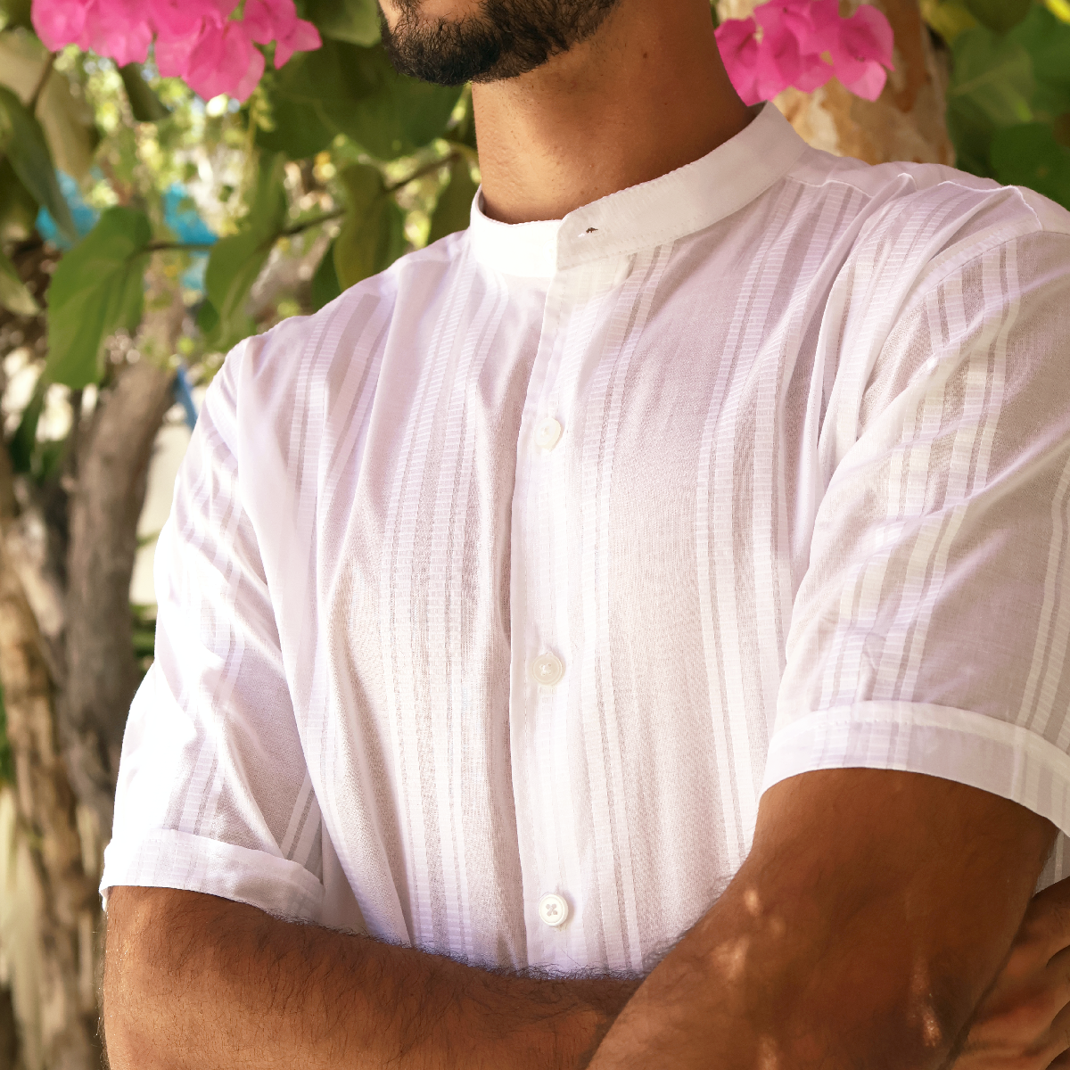 Camisa de manga corta con cuello mao blanca