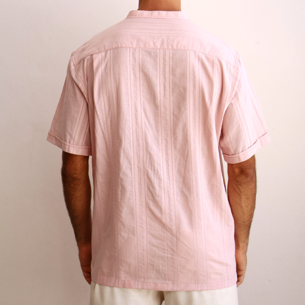 Camisa de manga corta con cuello mao a rayas rosa