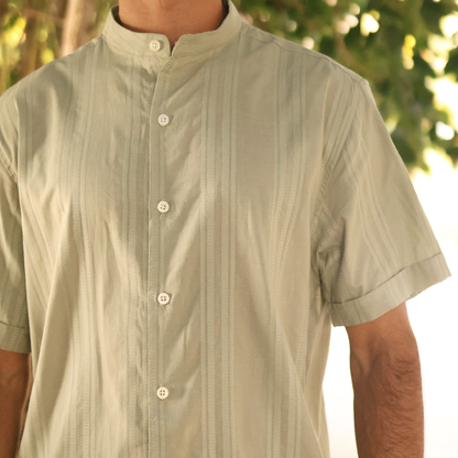 Camisa de manga corta con cuello mao color verde manzana