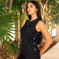Blusa Negra Sisada Mujer Con Textura Y Botones Laterales En Contraste
