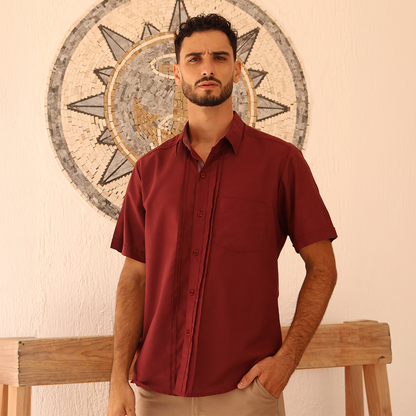 Camisa formal con pliegues frontales color rojo vino