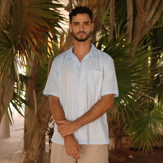 Camisa de manga corta con cuello tipo bowling azul claro